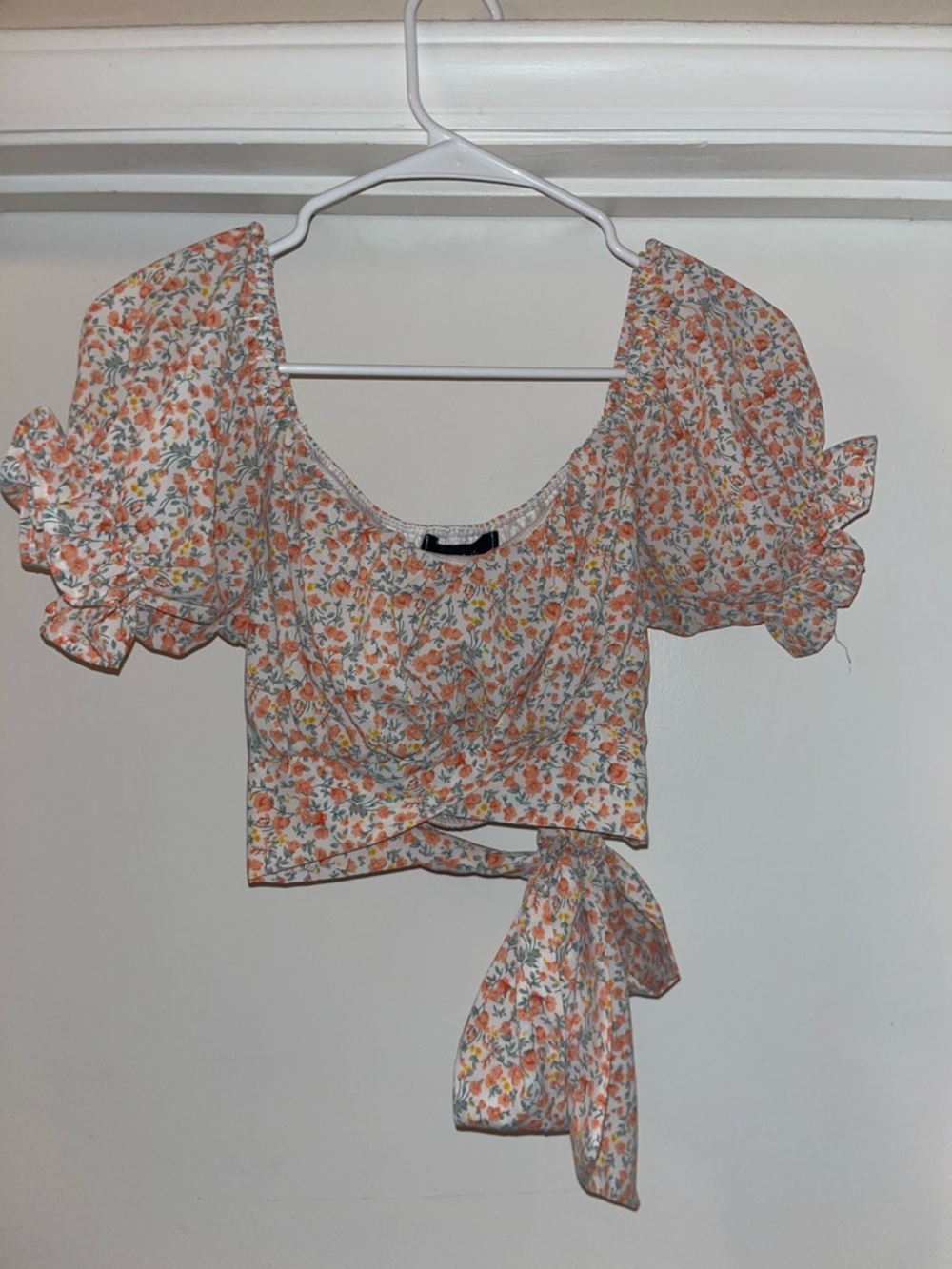 fab'rik Peach Floral Puff-Sleeve Tie Crop Top
